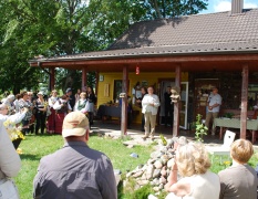 Rašytojas (centre) kalba savo sodyboje Demeniškiuose.  Autoriaus nuotrauka